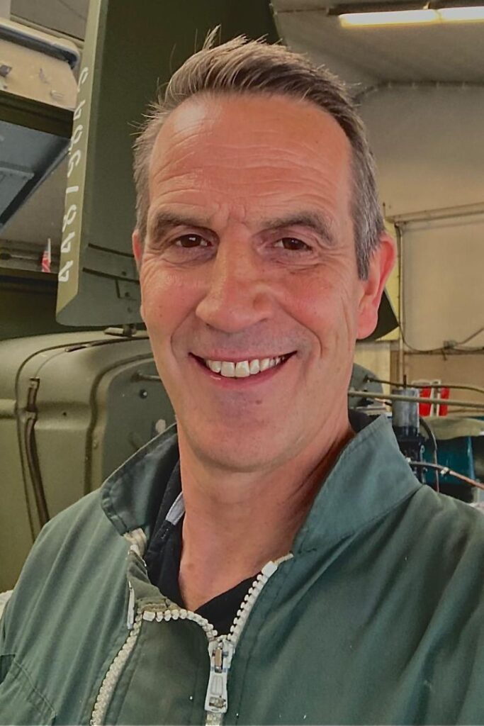 Arnd Hebestreit im Portrait, lächelt in die Kamera. Er bietet Business Coaching in Mülheim an.