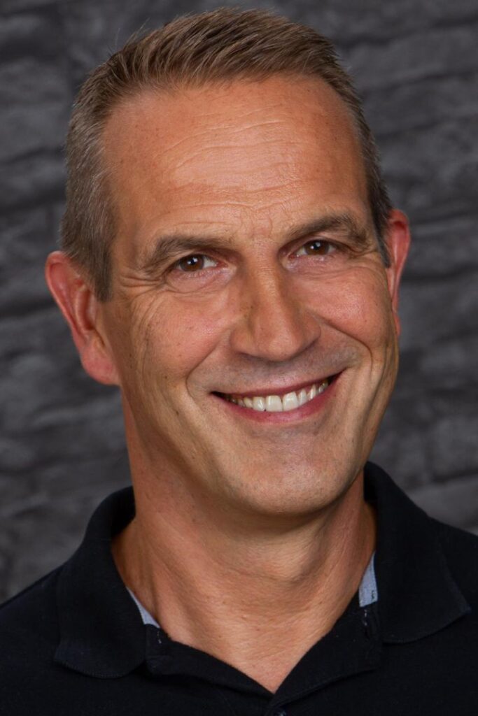 Arnd Hebestreit lächelt im Portrait in die Kamera. Er bietet Coaching gegen Stress im Ruhrgebiet an.