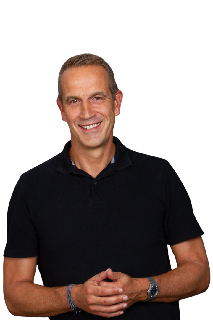 Der Mentalcoach Arnd Hebestreit lächelt in die Kamera. Seine Räumlichkeiten sind in Mülheim an der Ruhr.