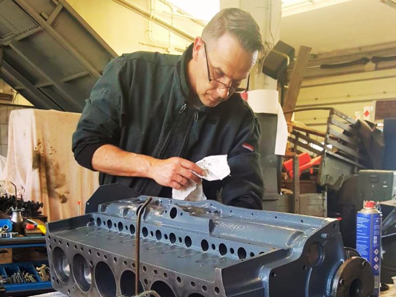 Arnd Hebestreit arbeitet an einem Motor. Es ist sein Hobby. Er bietet an, mentale Stärke zu trainieren.