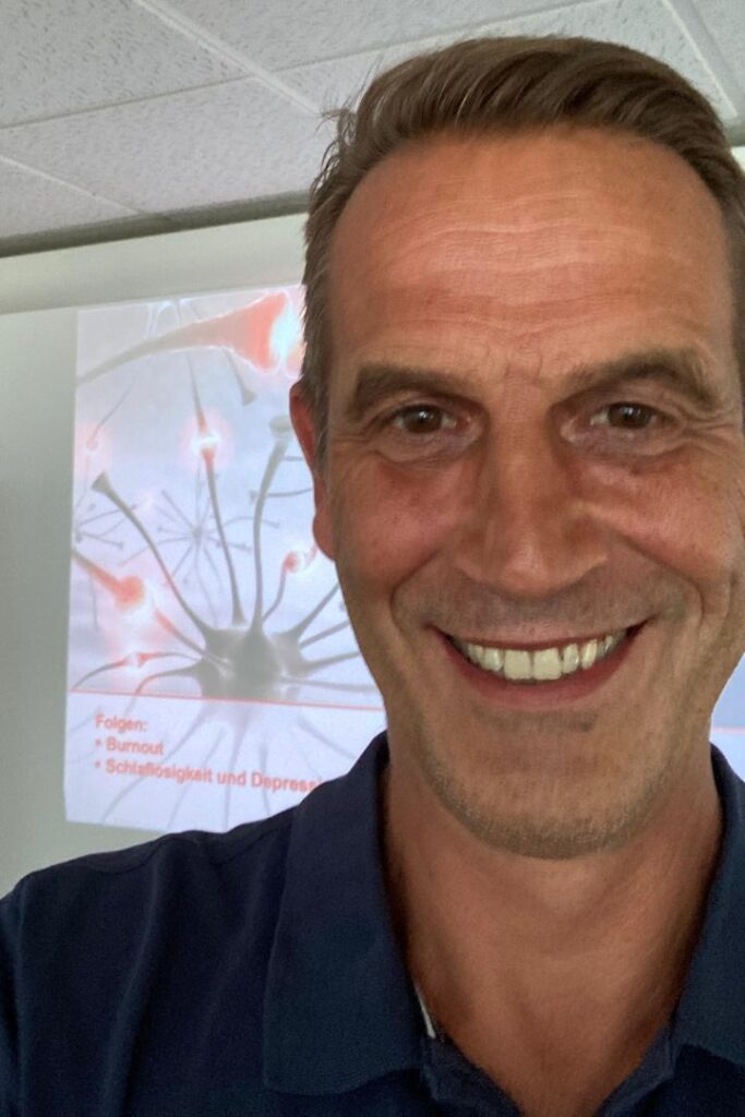 Arnd Hebestreit auf einem seiner Vorträge für Persönlichkeitsentwicklungs-Coaching in Mülheim. Er ist Stresscoach für Führungskräfte.