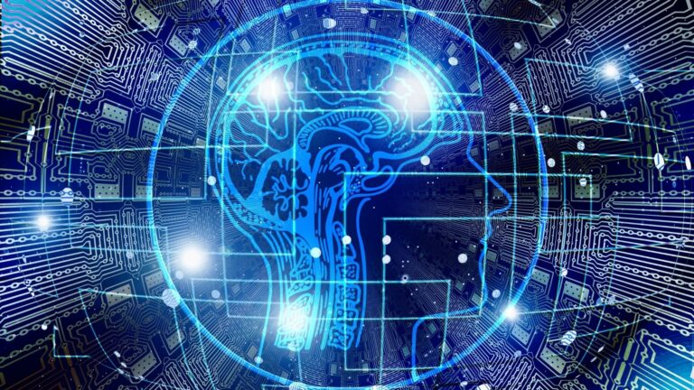 Eine digitale, leuchtend blaue Illustration eines menschlichen Gehirns im Profil, das von einem komplexen Raster aus elektronischen Leiterbahnen und leuchtenden Knotenpunkten überlagert wird. Die Grafik symbolisiert die neurobiologische Reizüberflutung und die massive kognitive Überlastung des präfrontalen Kortex durch ständiges Multitasking in einer digitalisierten Arbeitswelt.